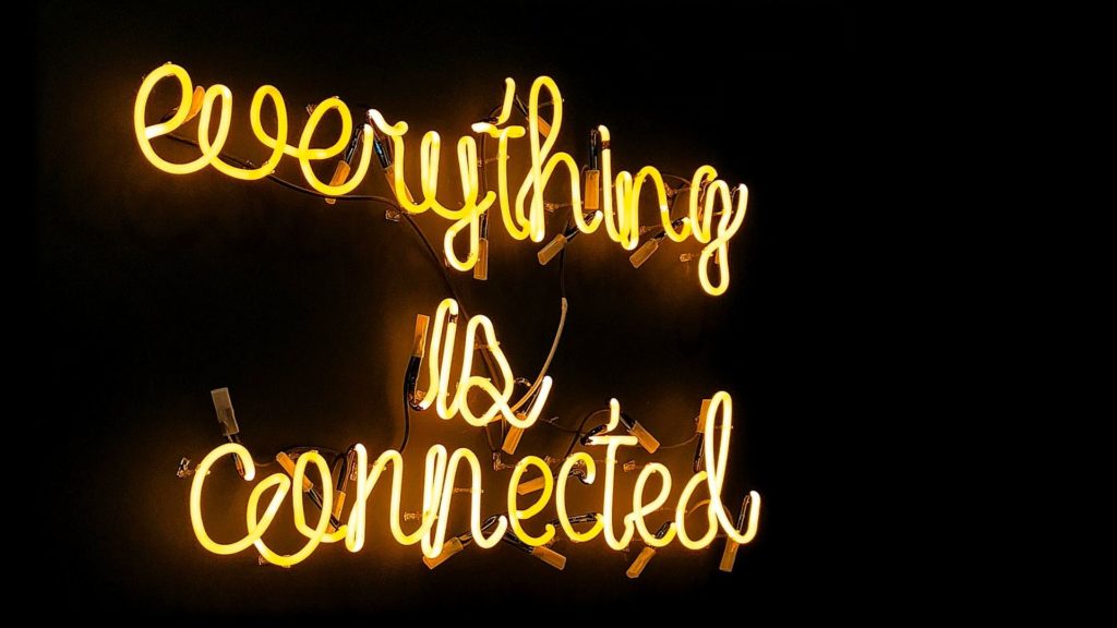 kuvassa on valomainos jossa lukee: "everything is connected"