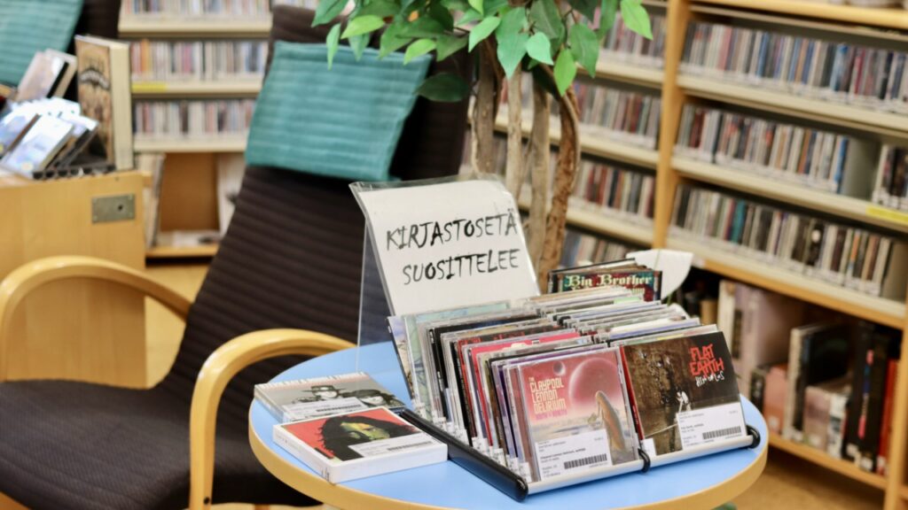 Kirjastosetä suosittelee -aiheinen musiikkiaineistonäyttely Saarijärven kirjastossa.