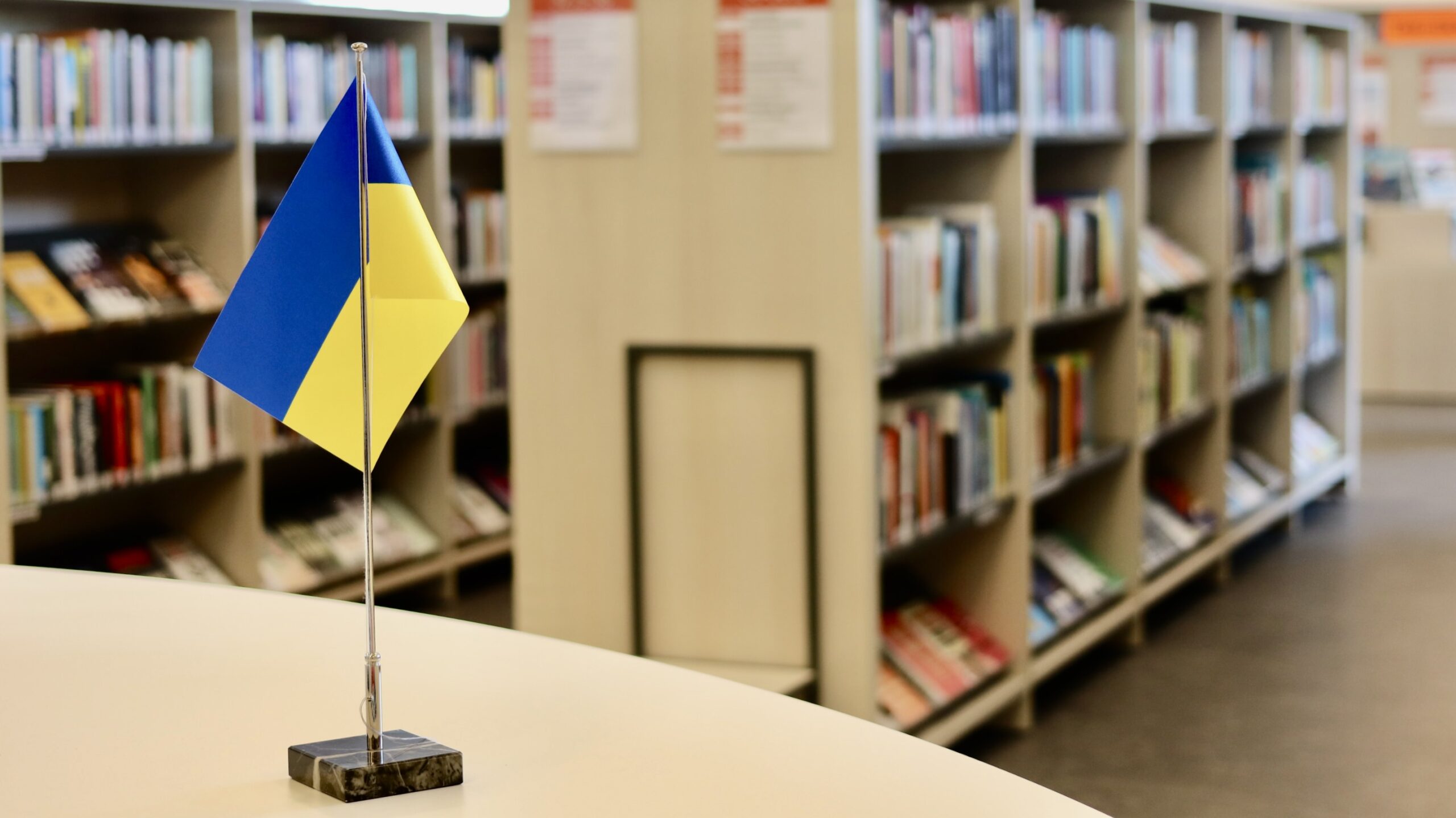 Ukrainan lippu Kangasalan kirjaston asiakaspalvelupisteellä