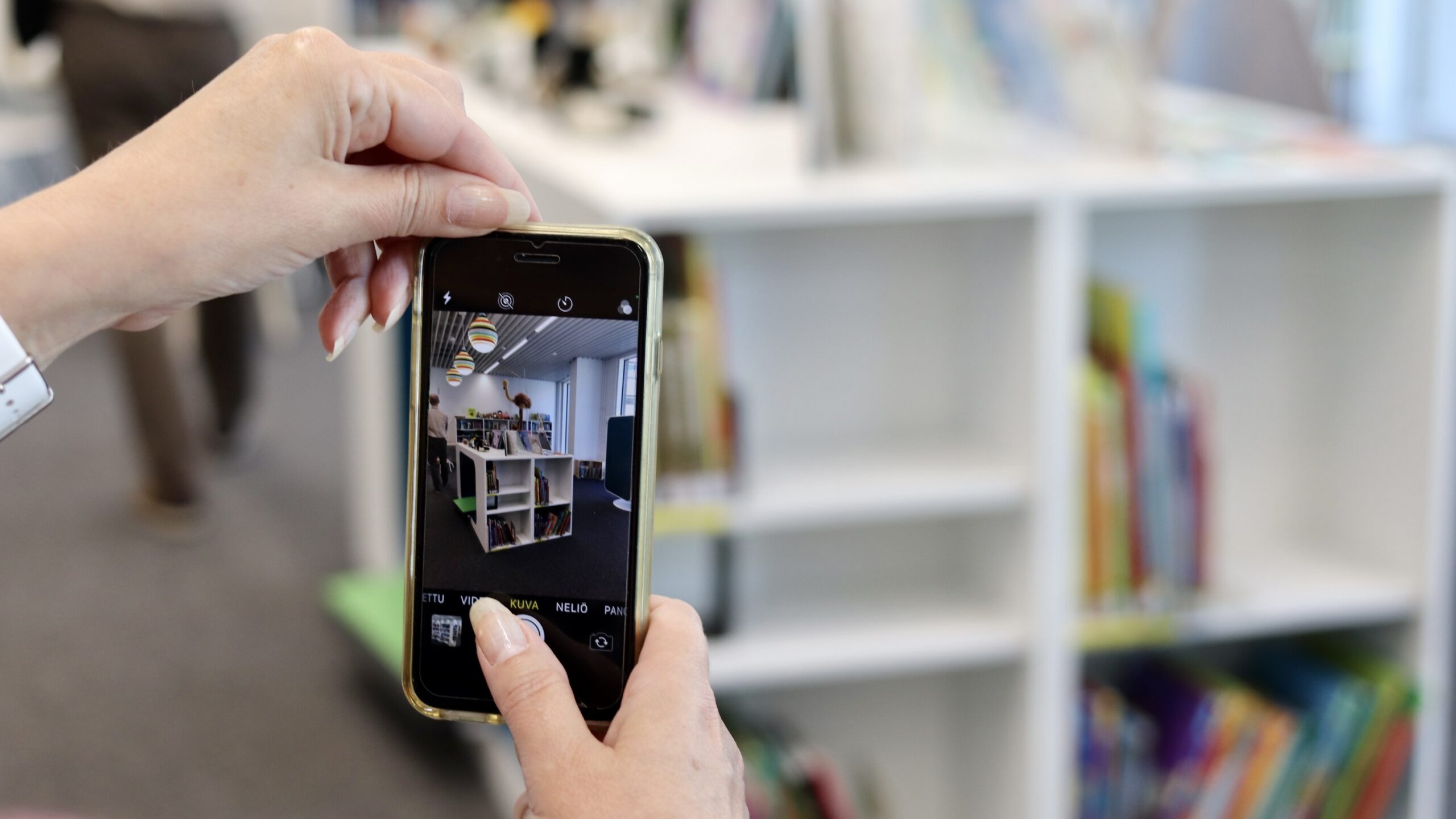 Lempäälän kirjaston lasten aineistoa kuvattuna puhelimen kameran läpi.