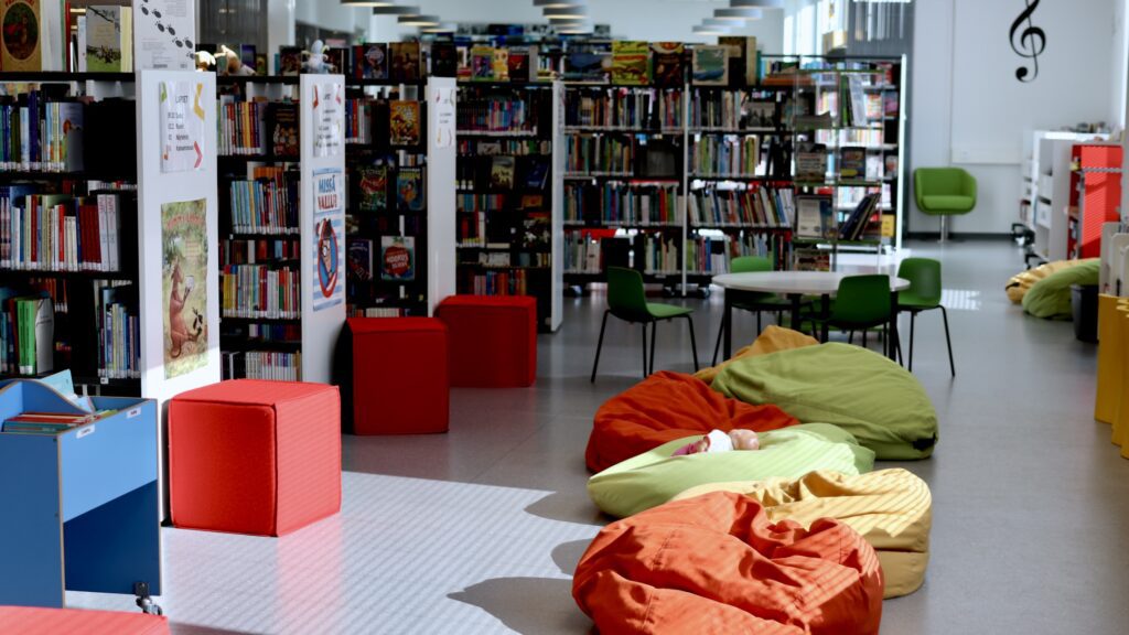 Hämeenkyrön kirjaston lastenosaston säkkituolit jonossa lattialla.