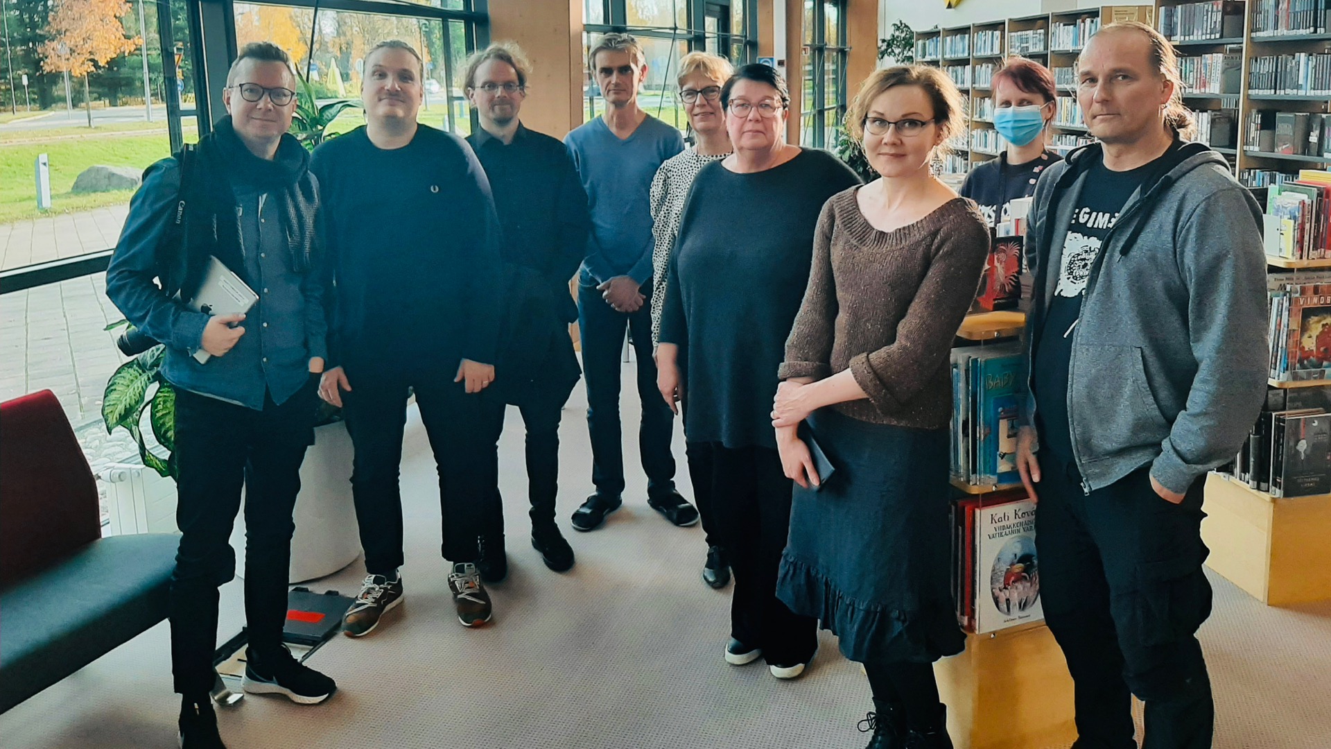 Kirjastokeskustelijoita Ylöjärven kirjastossa syksyllä 2022.