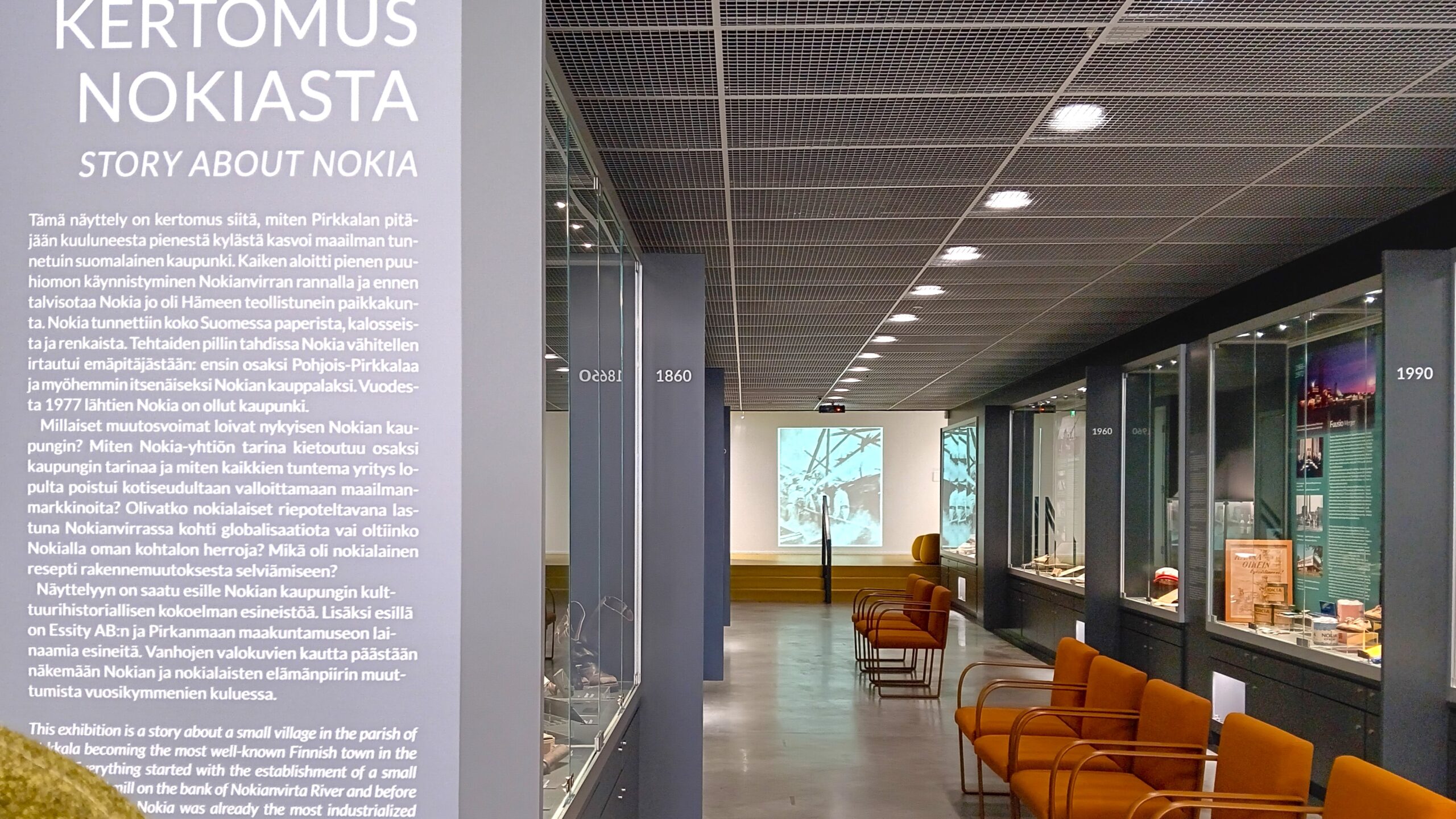 Näyttelyteksti Kertomus Nokiasta -näyttelyssä kirjasto- ja kulttuuritalo Virrassa. Taustalla näyttelykäytävä. Kuvaaja Johanna Elo
