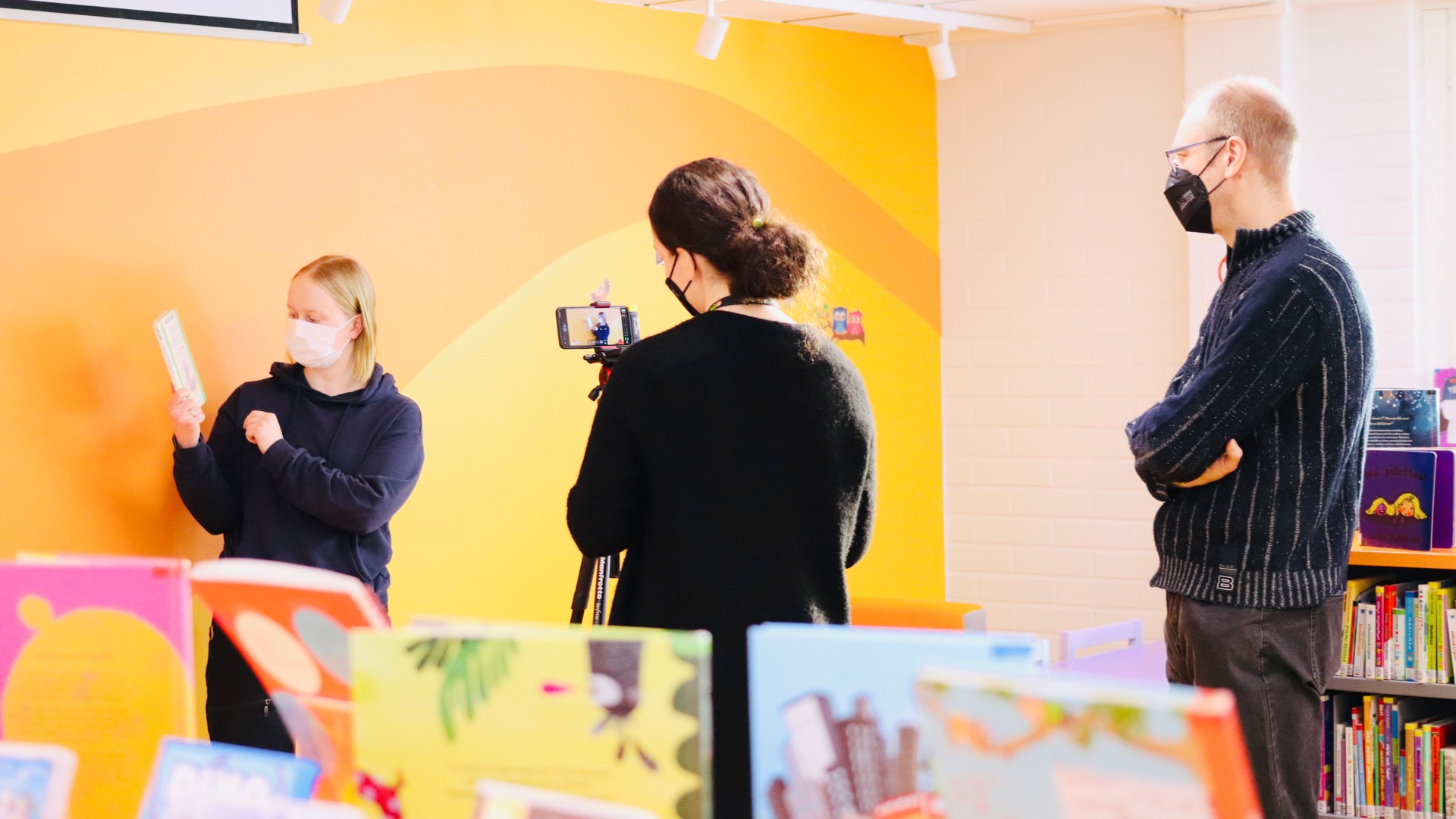 Kuvassa Viitasaaren kirjaston työntekijöitä pikeboksi-koulutuksessa kuvaamassa vinkkausvideota.