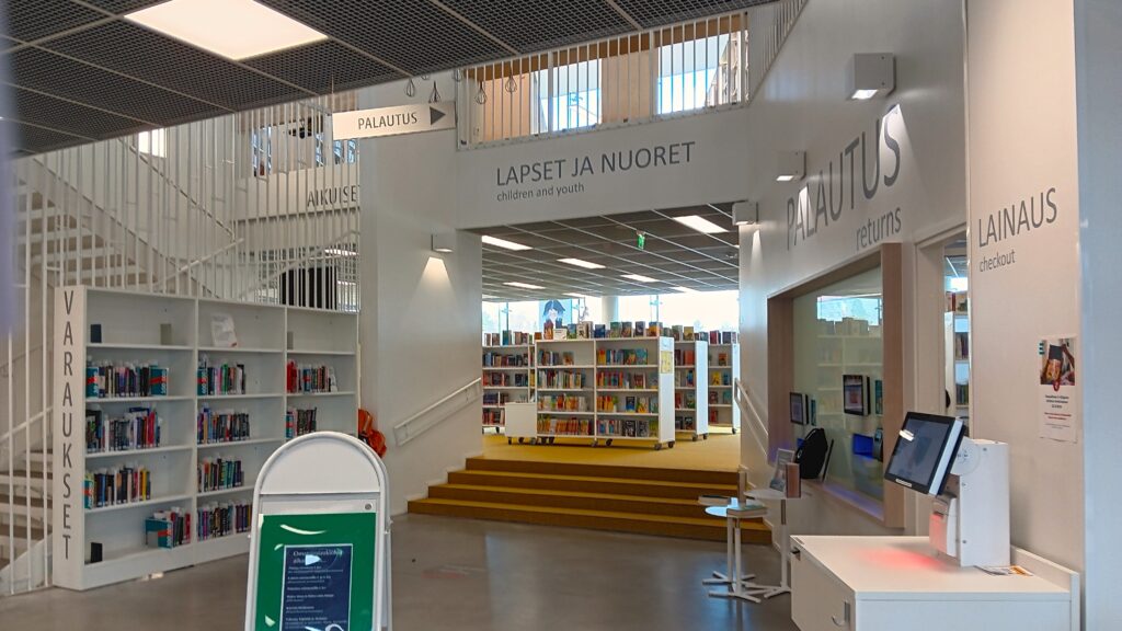 Kirjaston aula, taustalla lasten- ja nuortenosasto