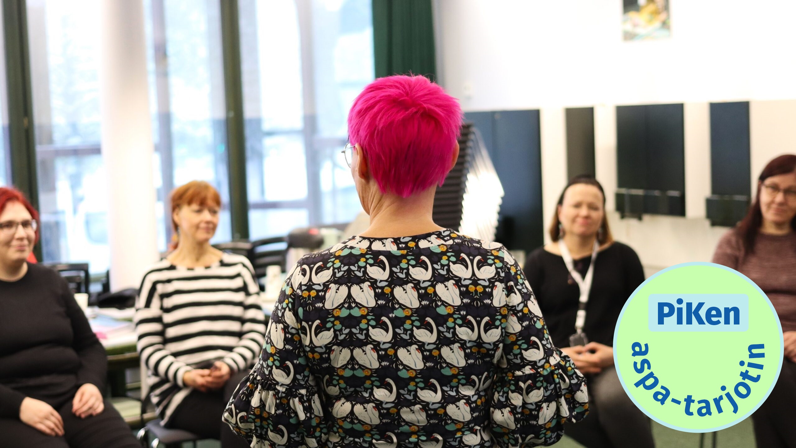 Neljä ihmistä keskustelemassa. Oiekassa alareunassa vihreä PiKen aspa-tarjotin -logo.