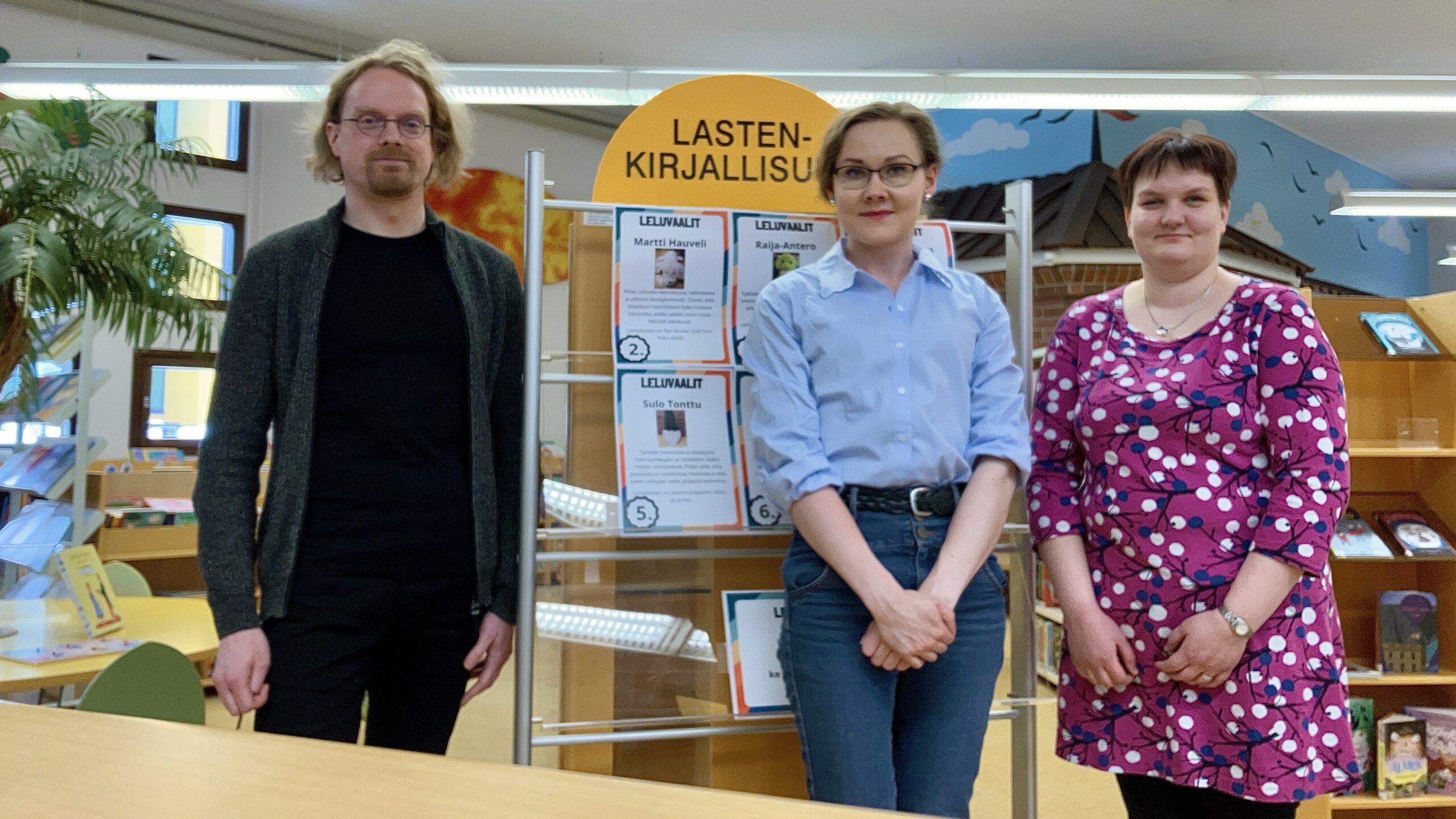 Pike-kirjastokeskustelijat Saarijärven kirjastosalissa.