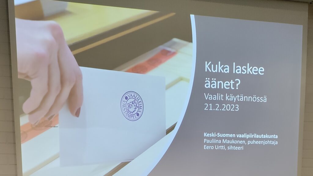 Kuka laskee äänet? Vaalit käytännössä 21.2.2023 -esitys Jyväskylän pääkirjastossa.