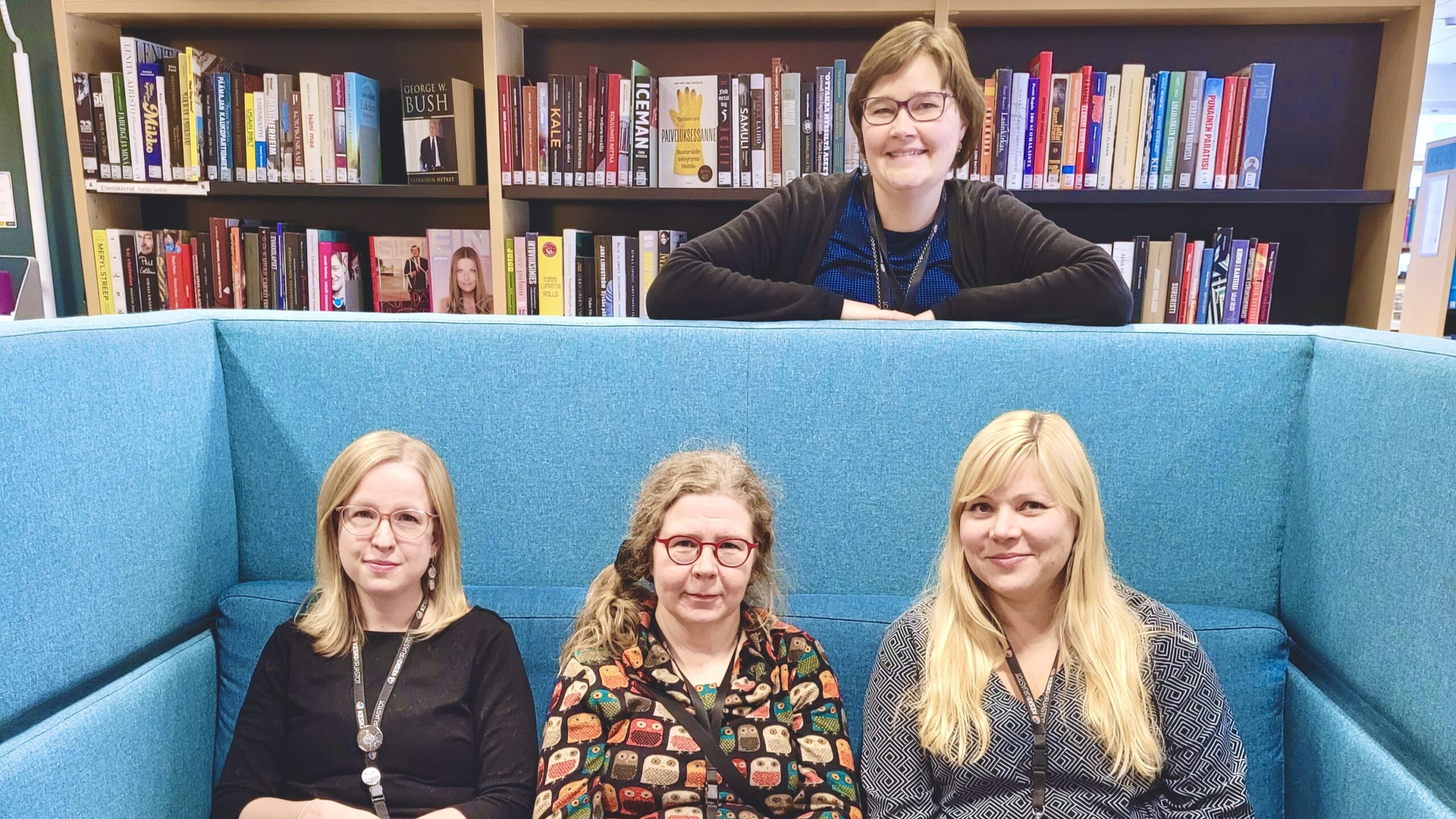 Ikaalisten ja Jyväskylän Kuokkalan kirjaston henkilökuntaa yhteiskuvassa Kuokkalan kirjastossa.