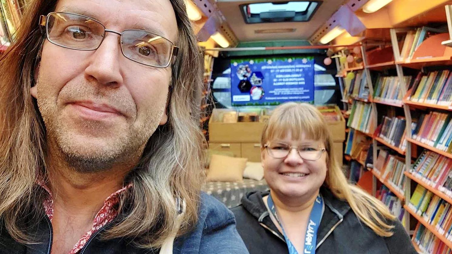 Kaksi työntekijää yhteiskuvassa Lempäälän yhteisöbussi Lempin sisätilassa kasvot kameraan päin.