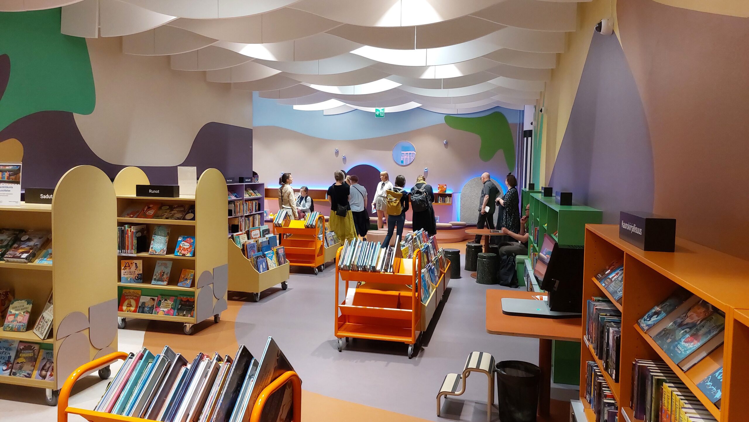 Kalasataman kirjaston tila ja ihmisiä tilassa. Kuva: Aapo Ruuttunen