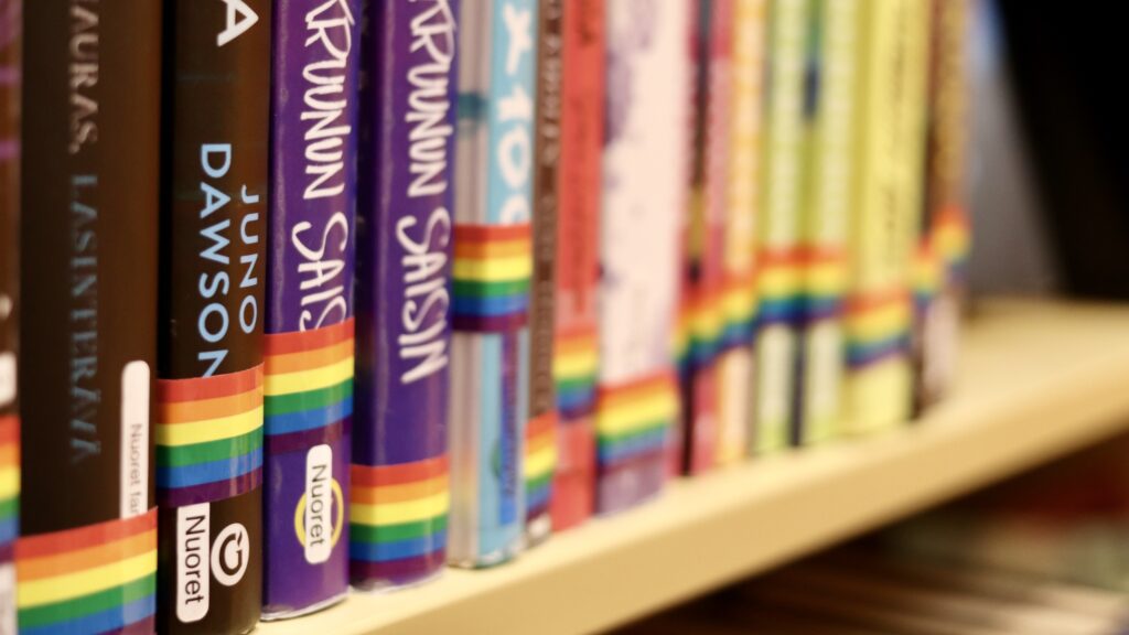 Sateenkaaritarroja kirjanselkämyksissä lähietäisyydeltä kuvattuna.