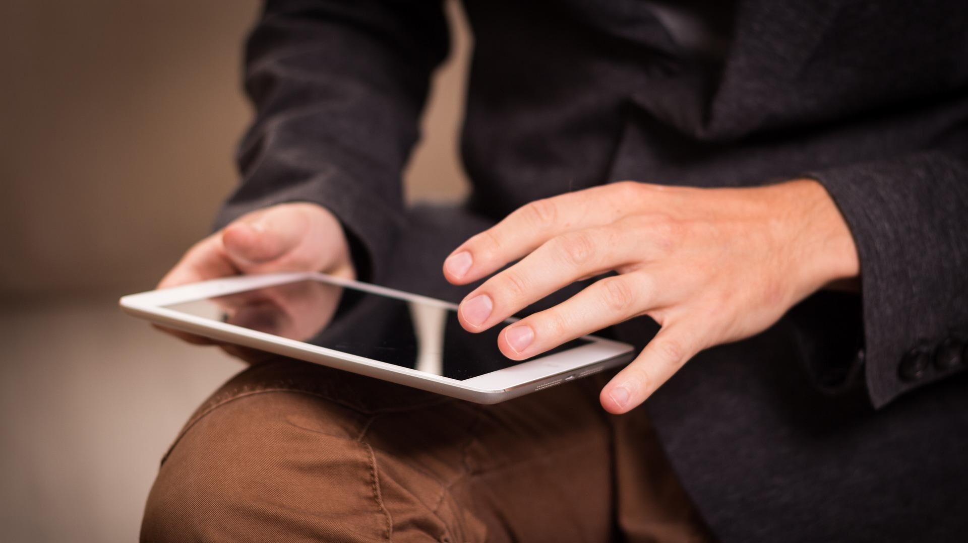 Ihmisen kädet, jotka pitelevät iPadia.