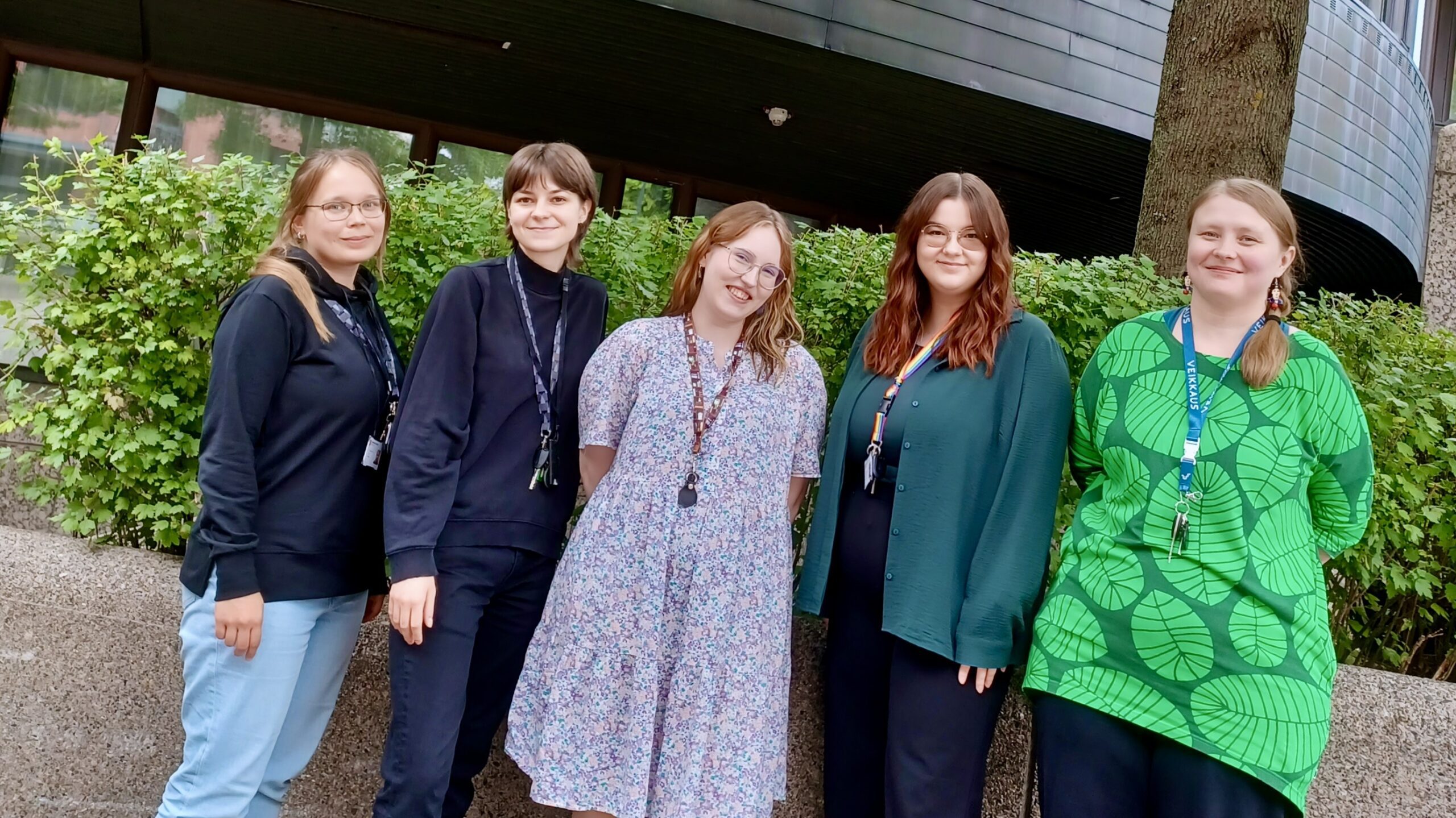 Tampereen yliopiston työelämäjakson opiskelijat yhteiskuvassa 16.8.2024. Kuva: Niina Salmenkangas