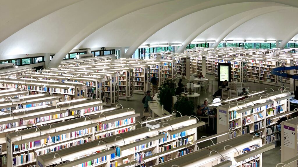 Tampereen pääkirjasto Metson sali kuvattuna ylhäältä päin. Kuva: Jatta Varis