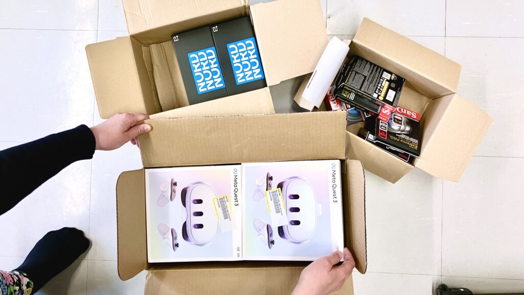 Avattuja pahvilaatikoita, joissa sisällä elektroniikkaa.