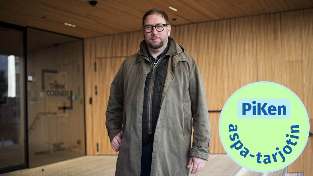 Paavo Arhinmäki Oodi-kirjaston edessä