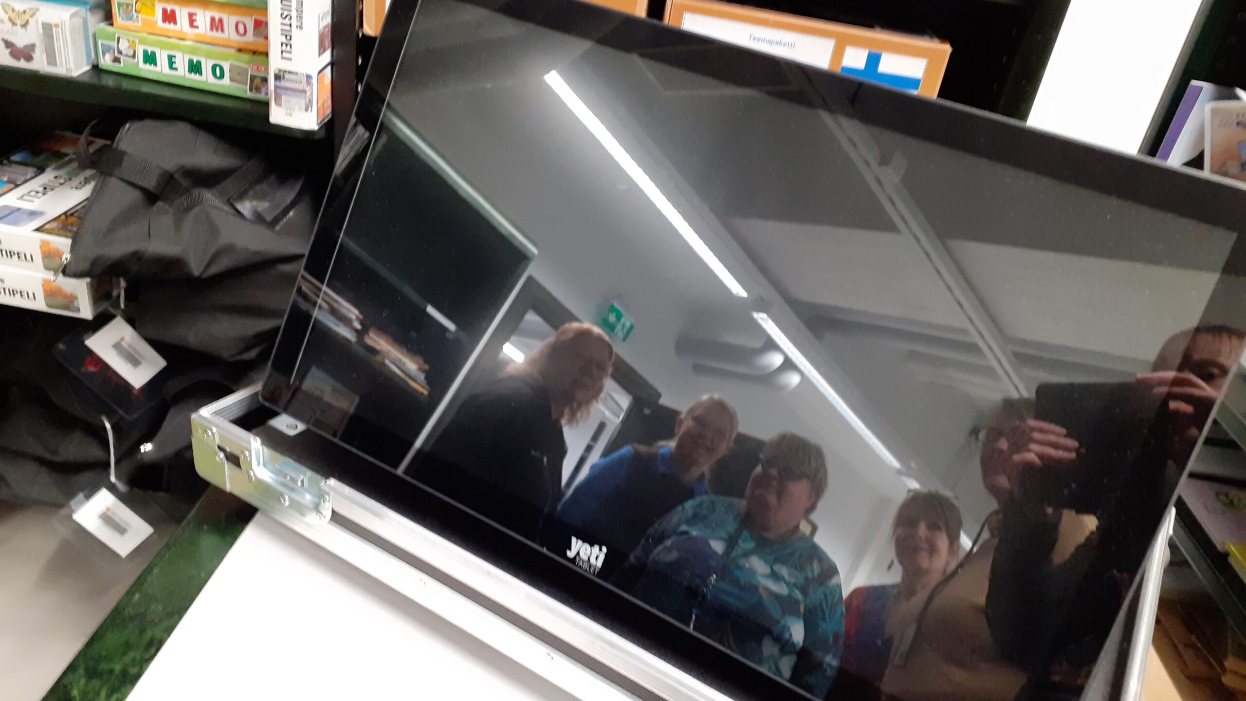 Tampereen kaupunginkirjaston kotipalvelun henkilökuntaa, näyttöheijastuksena. Kuvaaja Emma Karimaa