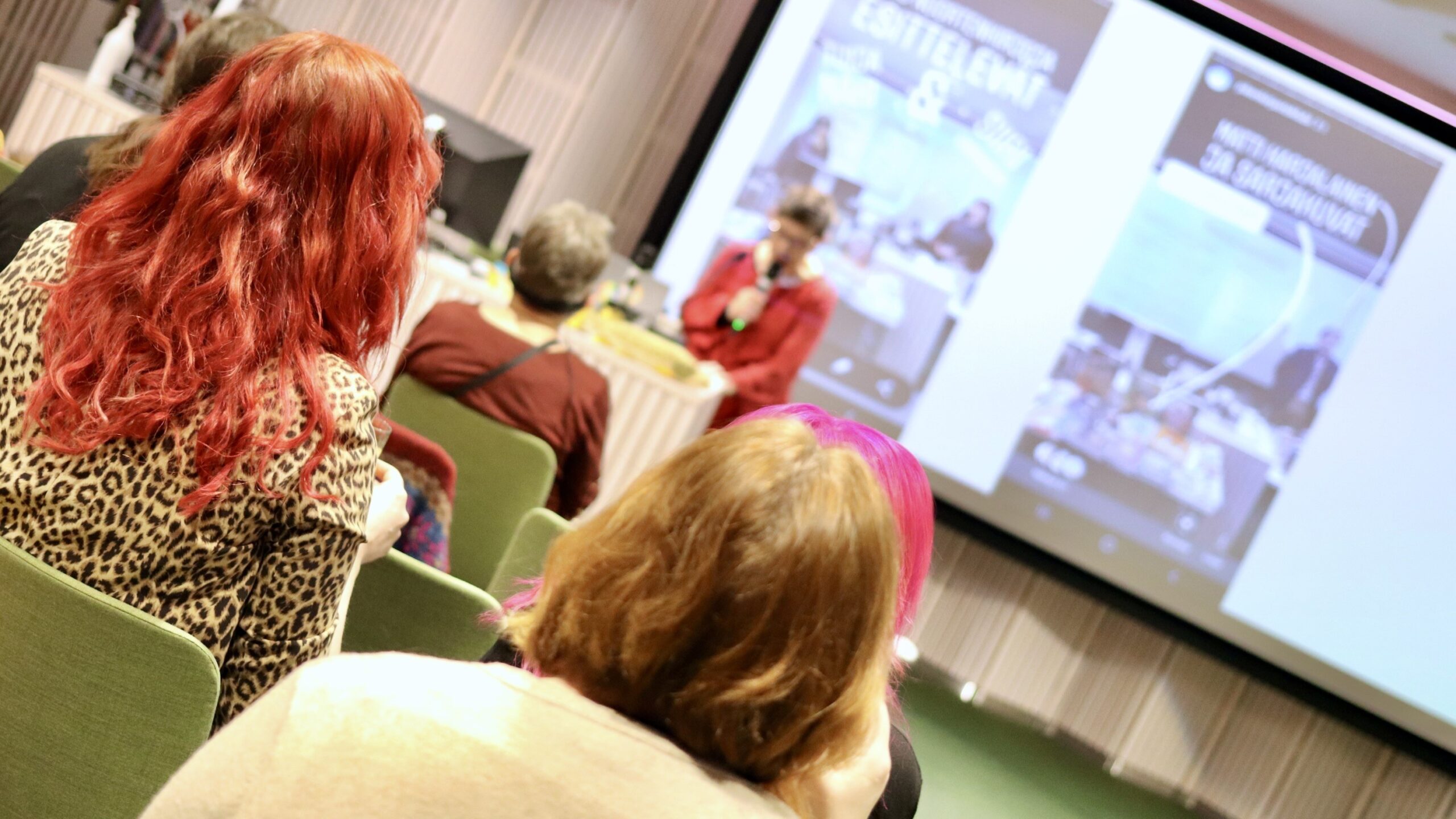 Yleisöä kuuntelemassa Tampereen pääkirjaston Lehmus-salissa.