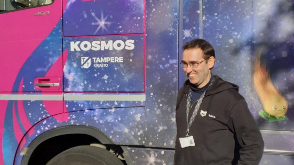 Mika Kulmala kirjastoauto Kosmoksen vieressä. Kuvaaja Emma Karimaa