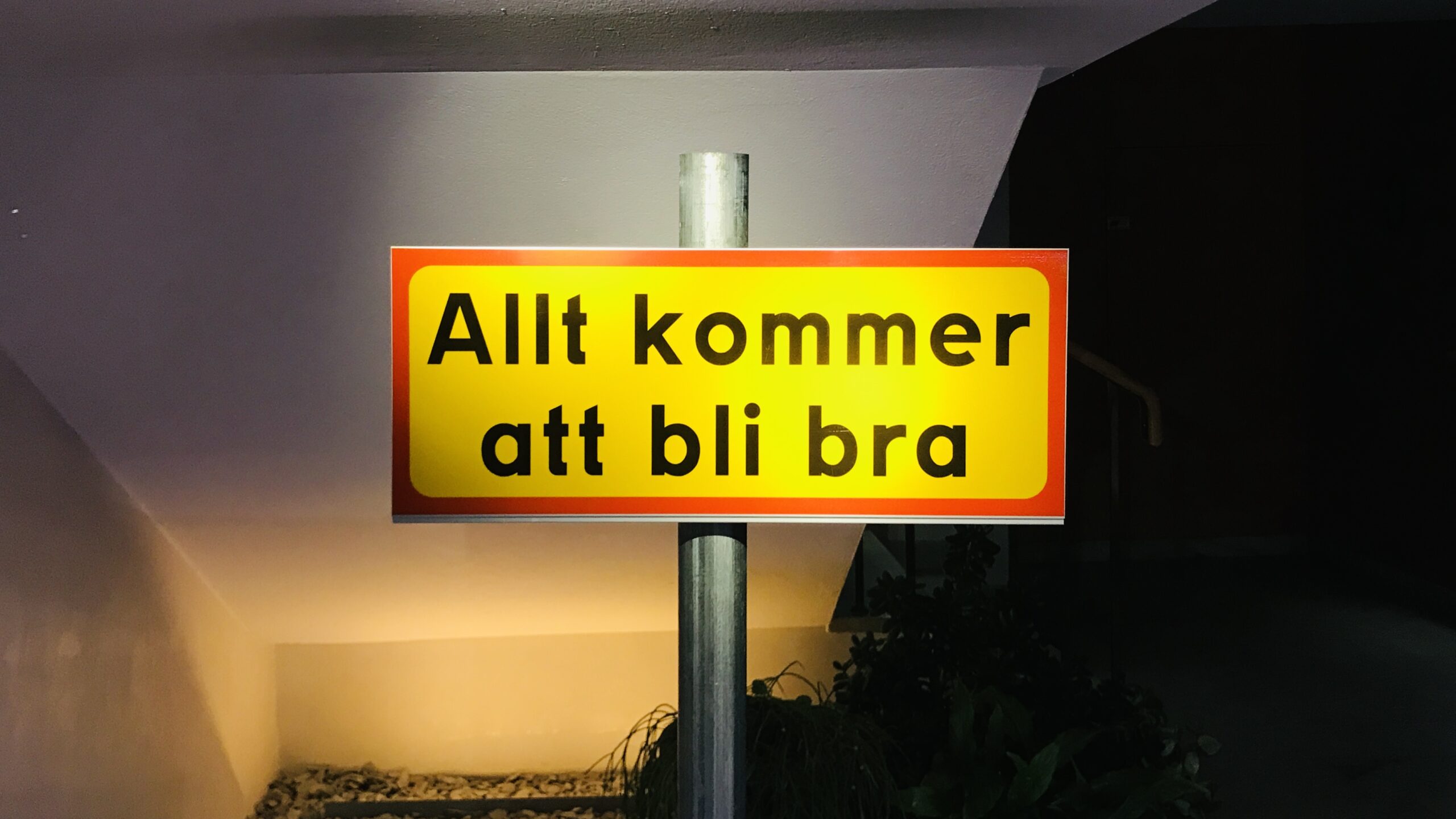 Liikennemerkki, jossa teksti Allt kommer att bli bra.