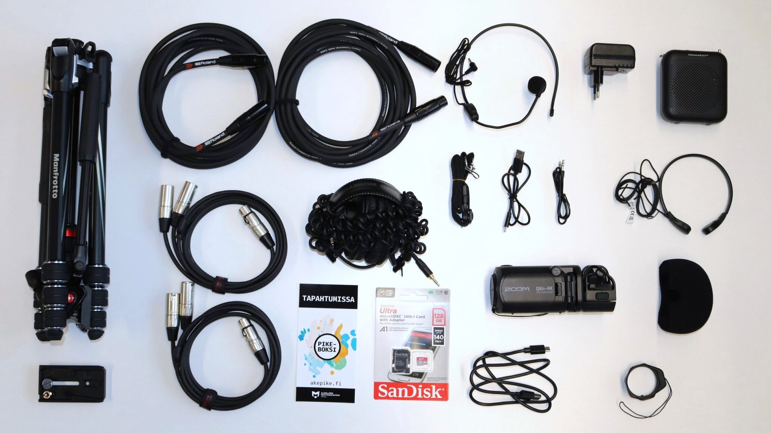 Digilaitteita levitettynä pöydälle