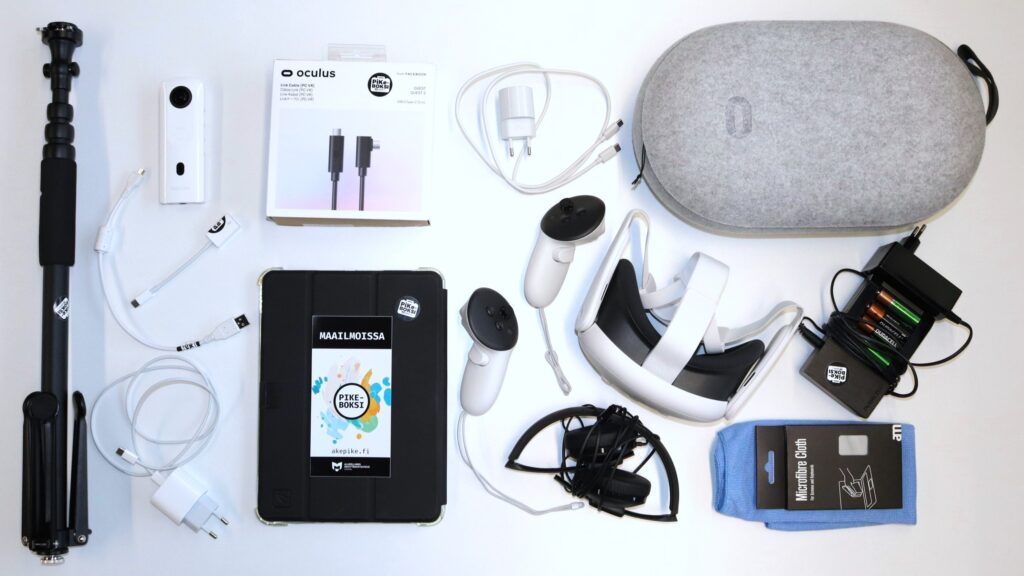 VR-lasit ja muuta laitteistoa pöydällä