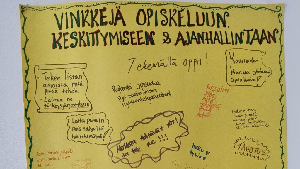 Vinkkejä opiskeluun, keskittymiseen ja ajanhallintaan piirrettynä ja kirjoitettuna isolle kartongille Tuuppari-huoneen seinällä.