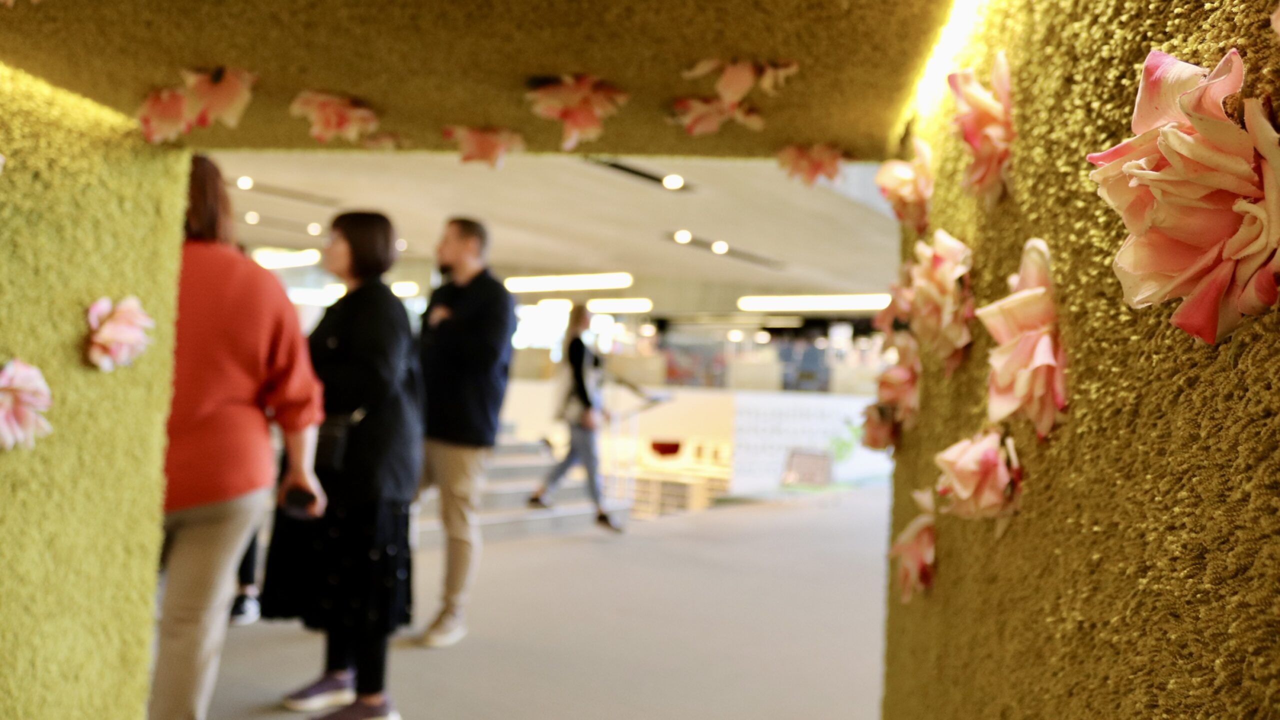 Seinäjoen pääkirjasto Apilan sali ja ihmisiä. Etualalla lasten lukunurkkauksen pehmeää seinää.