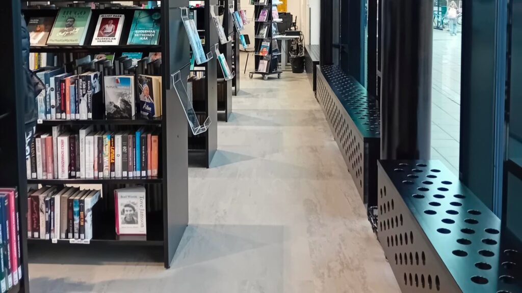 Kirjahyllyjä ja ikkunoita kirjastossa