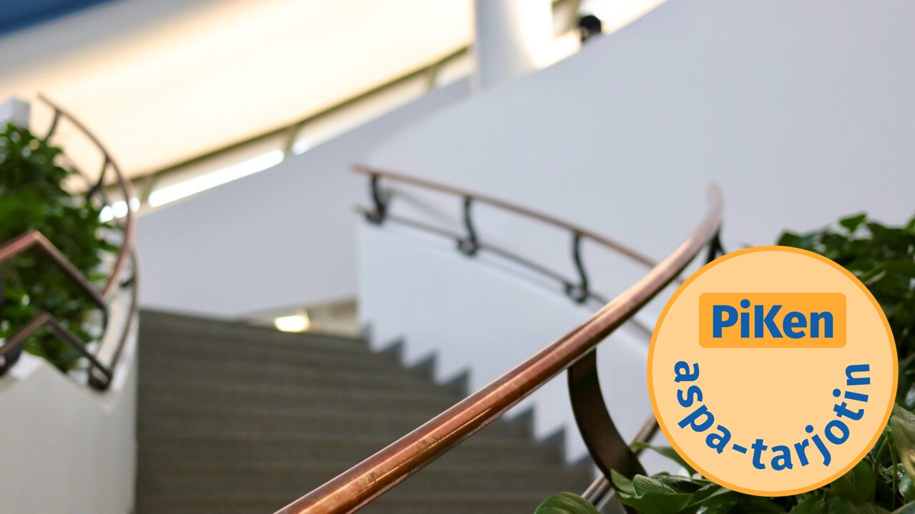 portaikko kaiteineen. Alaoikealla oranssi logo PiKen aspa-tarjotin tekstillä.