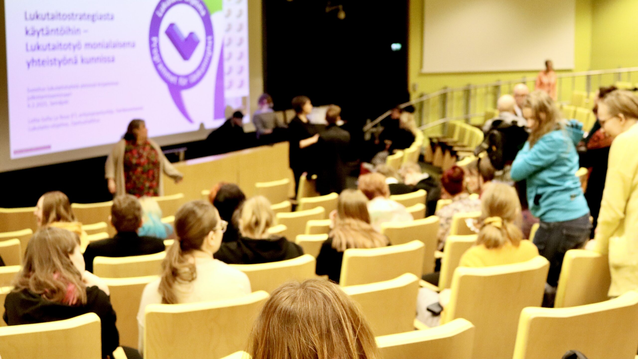 Ihmisiä istumassa isossa auditoriossa Seinäjoen ammattikorkeakoulun kampuksella.