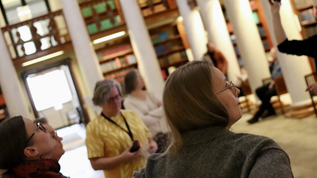 Hahmoja Kansalliskirjaston salissa.