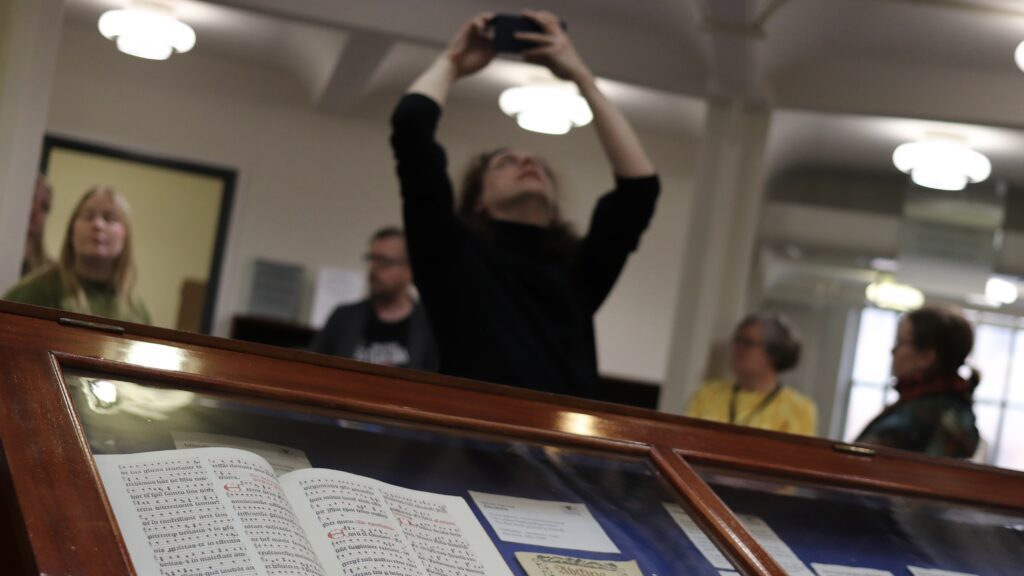 Hahmoja Kansalliskirjaston salissa