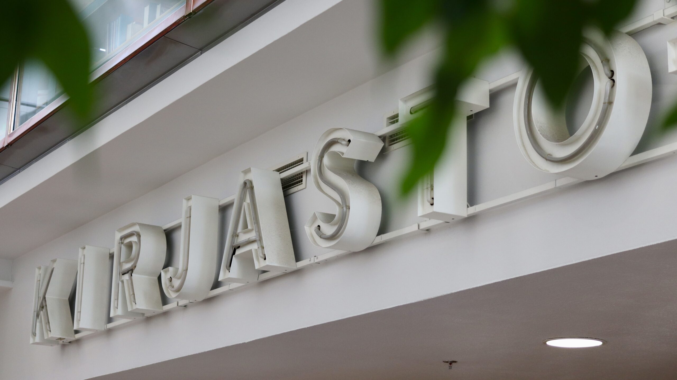 Vaasan kaupunginkirjaston neonvalokyltti