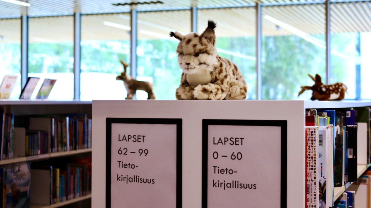 Pehmoeläimiä kirjahyllyn päällä Kortepohjan lähikirjastossa