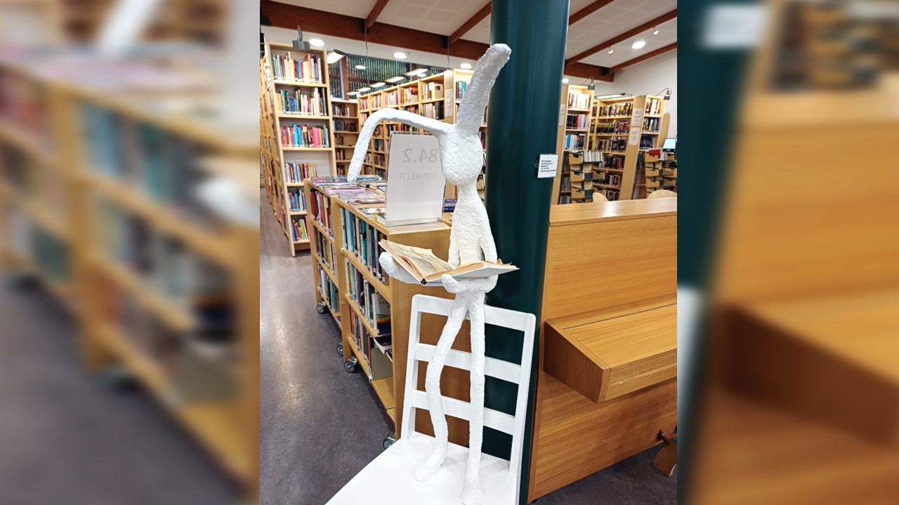Jänispatsas Keuruun kirjastossa.