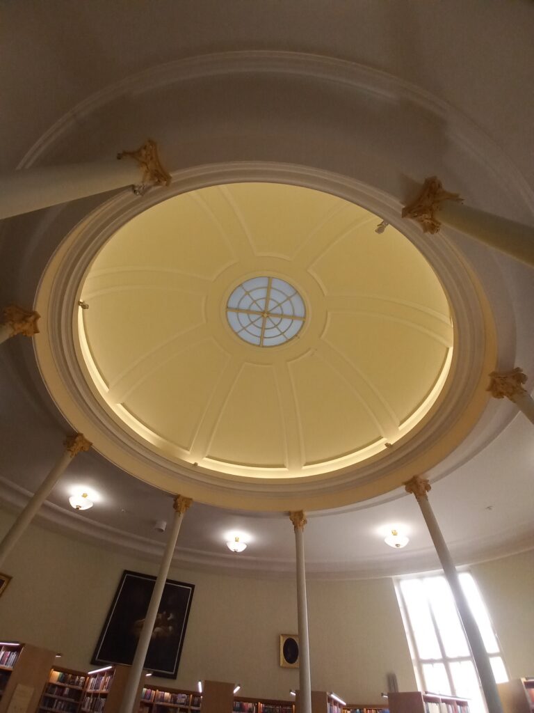 Yksityiskohta Turun pääkirjaston vanhan puolen lukusalongin katossa.