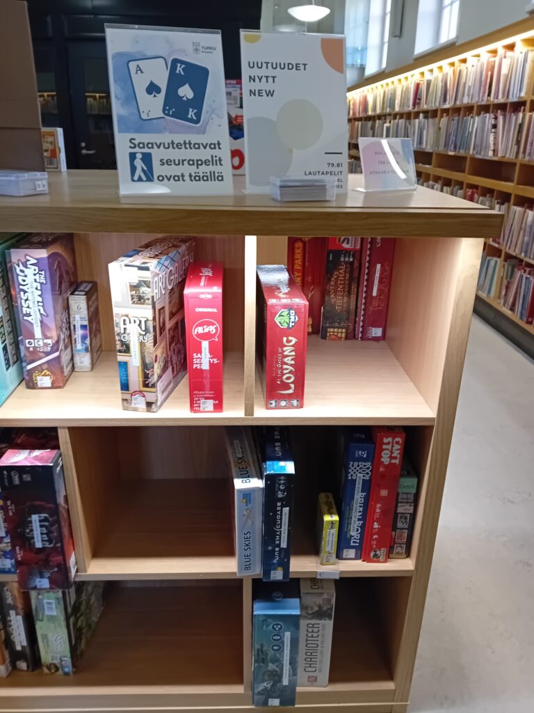 Saavutettavien seurapelien hylly Turun pääkirjastossa.