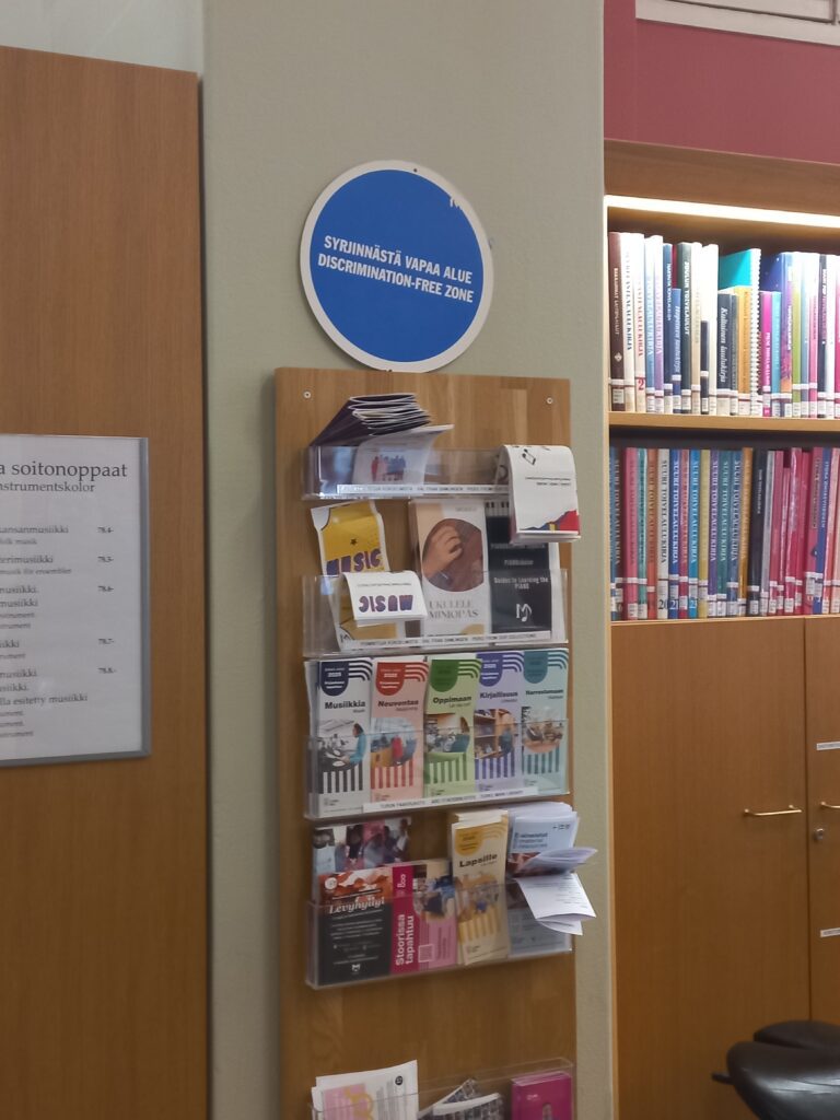 Syrjinnästä vapaa alue -kyltti Turun pääkirjastossa.