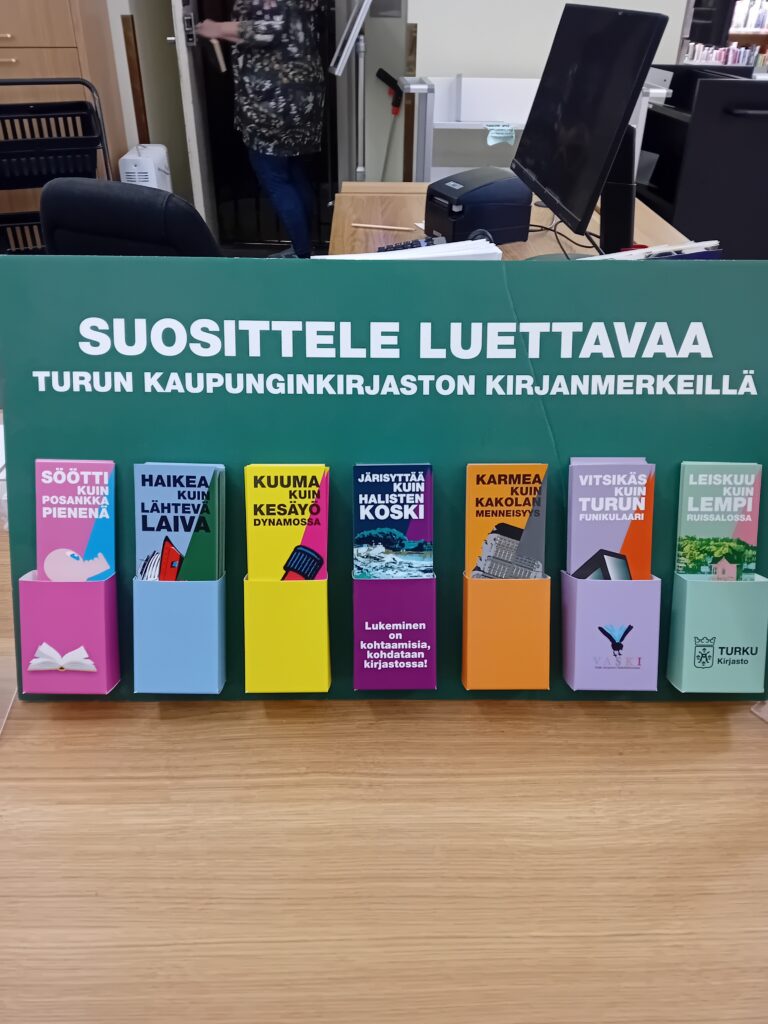Turun kaupunginkirjaston värikkäitä kirjanmerkkejä.
