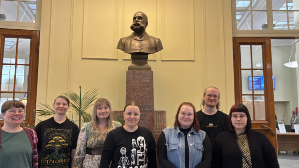 Pirkanmaan ja Keski-Suomen kirjastojen esteettömyys- ja saavutettavuusverkoston jäsenet Turun pääkirjaston vanhan puolen aulassa.