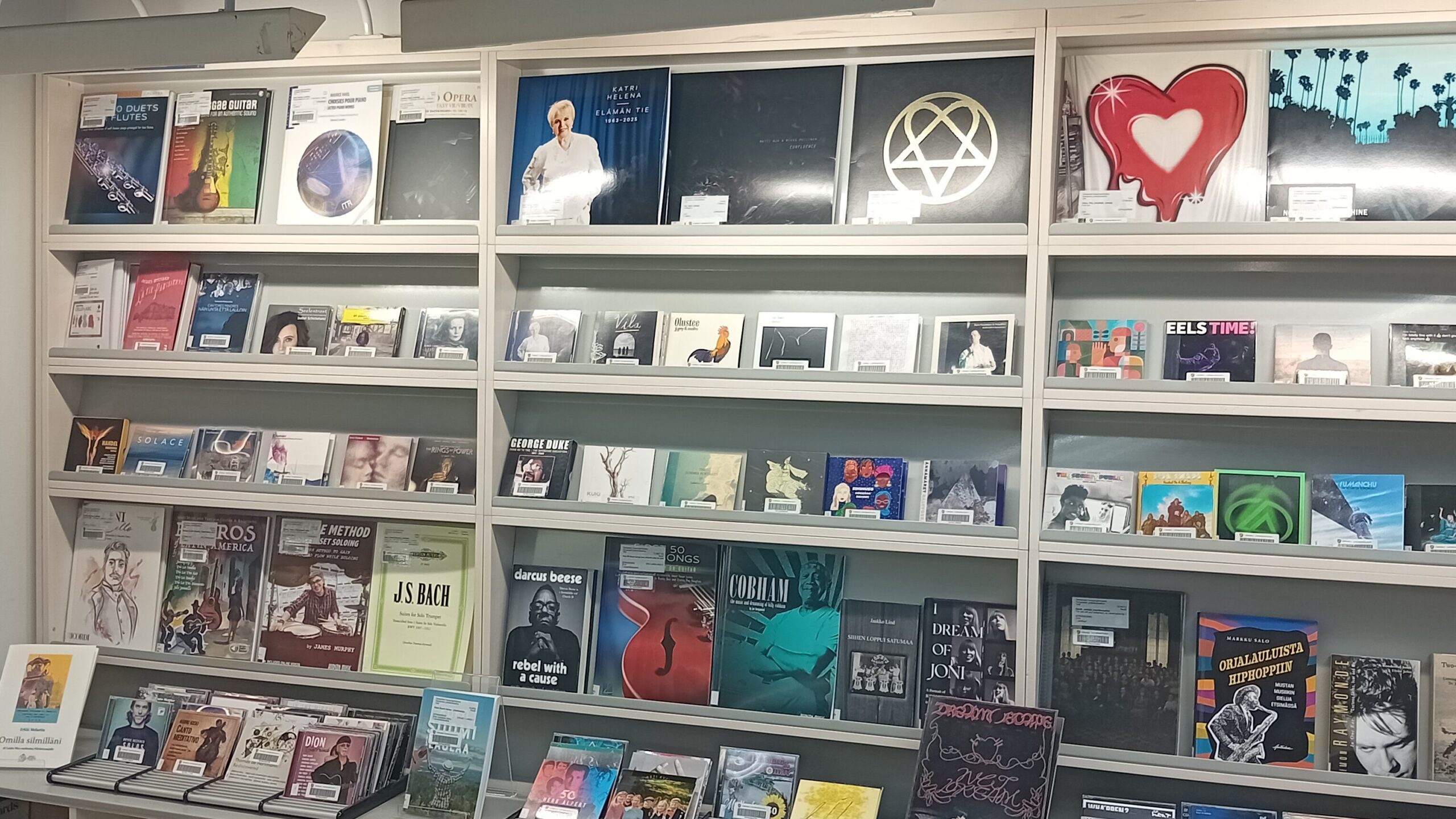 Äänilevyjä hyllyssä Tampereen pääkirjasto Metson musiikkiosastolla.