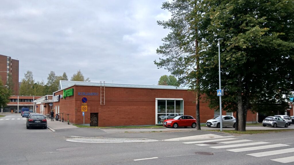 Punatiilirakennus, jossa sijaitsee Kuopion Puijonlaakson lähikirjasto.