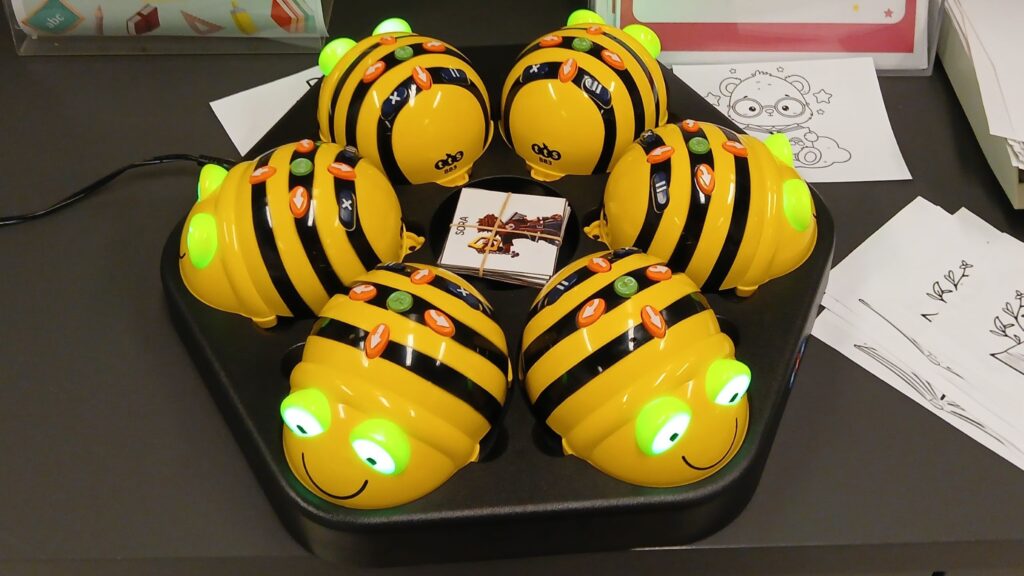 Keltaisia, hymyilevän mehiläisen näköisiä Beebot-robotteja omassa latausalustassaan.