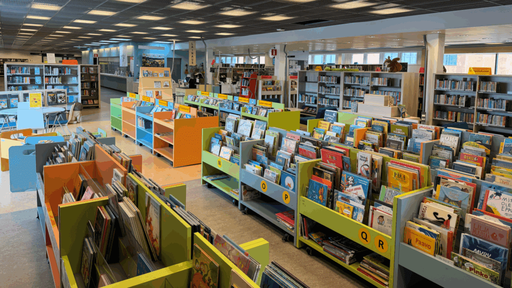 Lastenosaston värikkäitä, matalia kirjahyllyjä Kangasalan pääkirjastossa.