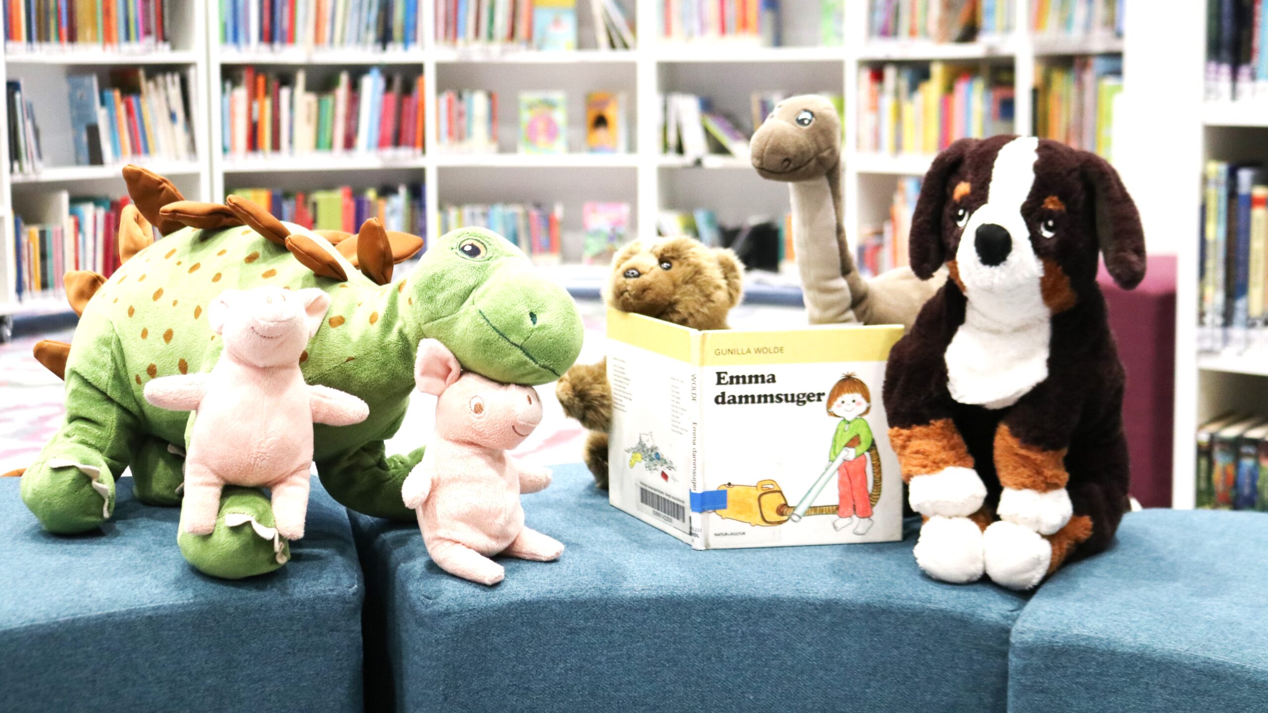 Pehmoleluja kirjastossa.