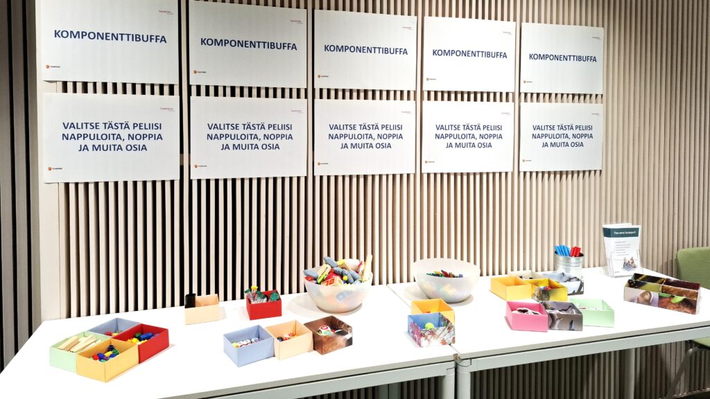 Kirjaston kokoelmasta poistettujen lautapelien osia lautapelityöpajassa.