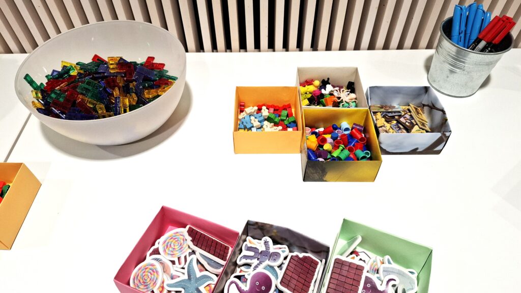 Kirjaston kokoelmasta poistettujen lautapelien osia lautapelityöpajassa.