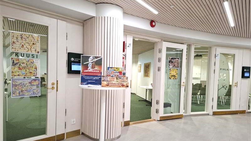 Kirjaston lautapelipajan sisäänkäynti